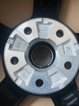 NOVÉ Original Audi Q2 SQ2 81a r19 235/40/19 100% - 9