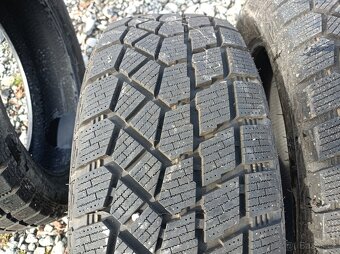 Pneu zimní 215/55 R 18 - 9