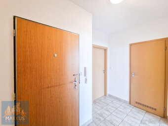 Pronájem světlého bytu 2+kk (52 m2) s balkonem, sklepem a GS - 9