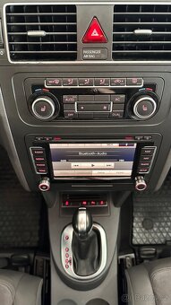 VW Touran Webasto 7mist Panorama DSG 125kw 160najeto - 9
