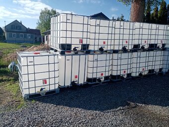 IBC nádrže kontejnery na 1000 litrů černé bílé - 9