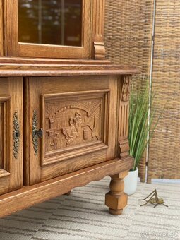 Vyřezávaná skříňka s vitrínou - 9