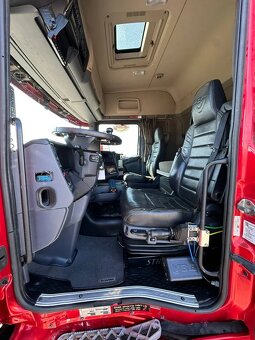 Scania R580 V8 8x4 nosič kontejneru s asfaltovým rozmetadlem - 9