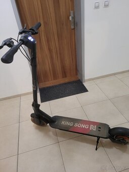 E kolobezka kingsong n10 + helma - 9