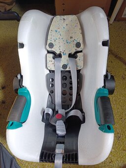 Britax Römer Baby-Safe 3 i-Size + isofix základna - 9