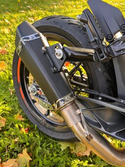 KTM Duke 125 (2021) – plný servis, doplňky, 1. majitel v ČR - 9