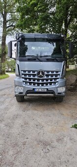 Mercedes Benz Arocs 8x4 třístranný sklápěč - 9
