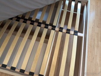 Prodám postel 200 x 140 cm i s matrací a osvětlením. - 9