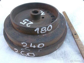 prodám staré litinové řemenice na plochý řemen..... - 9