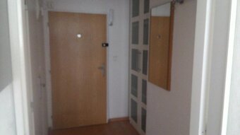 Pronajmu malý byt 1+kk 24m2 s balkonem v Praze Žižkov - 9