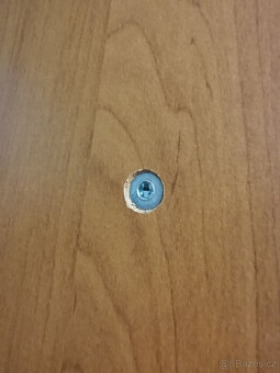 Šatní skříň se dvěma zásuvkami a zrcadlem uprostřed - 9