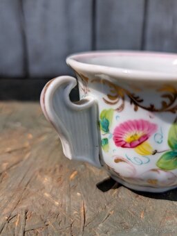 Starožitný porcelánový hrnek, luční květy, hrozno. - 9