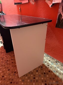 Pocitac,monitor,reproduktory,klavesnice,stul - 9