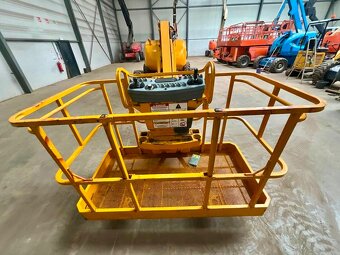 KLOUBOVÁ TERÉNNÍ PLOŠINA JLG 600 AJ - 9