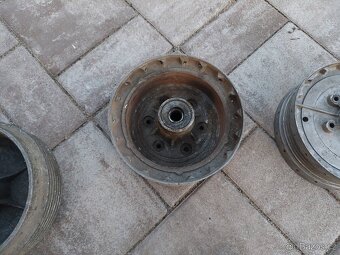 Jawa kyvacka - brzdovy štít, stred kola - 9