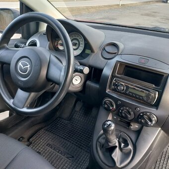 Mazda 2, 1,3KRÁSNÁ,130TKM,1MAJ.SERVISKA - 9