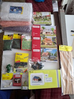 Modely mostů, krajiny,sloupů a vybavení k modelům vláčku - 9