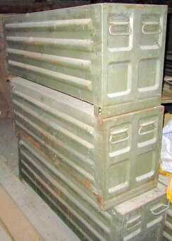 5 beden skladovacích armádních vojenských plechových. - 9
