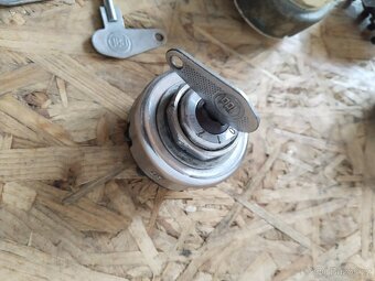 Jawa kývačka, panelka, ČZ, sportka - spínací skříňka - 9