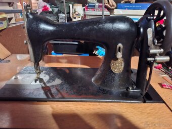 Starý skříňový šicí stroj - 9
