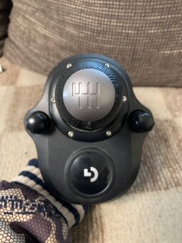 Prodám herní sestavu – Logitech G29 + sedačka - 9