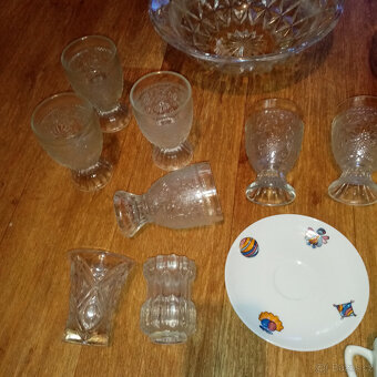 Prodám staré české sklo -karafy,vázy ,mísy poháry,džbány ap. - 9