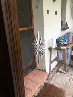 Dvě skoro stejné prosklené knihovny - 9