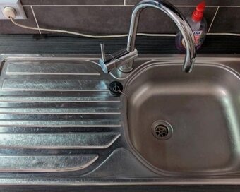 Moderní černá lesklá linka se spotřebiči,5804 - 9