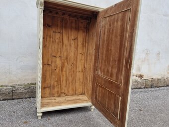 KRÁSNÁ STARÁ SKŘÍN V PATINĚ - 9