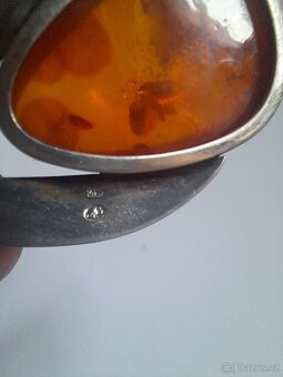 Stříbrný přívěsek s jantarem - 9