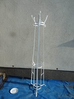 Věšák na kabáty , čepice a deštniky . - 9