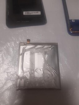 Samsung A40 - Základní deska, kamery, kryt, baterie, kabel - 9