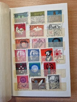 Poštovní známky v albu - 9