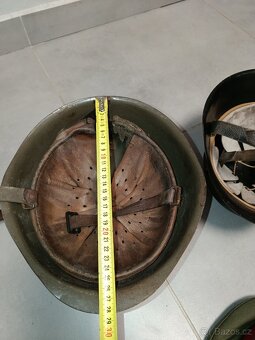 Dvě vojenské helmy a čepice SNB - 9