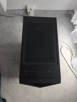 Herní počítač s klávesnicí, monitorem a reproduktory - 9