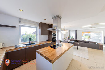 Prodej, rodinný dům s wellness, jezírkem, pozemek 1034 m2, Š - 9