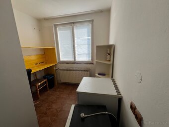 Pro nenáročné nájemce 1+1/B v domě se zahradou v Krči - 9