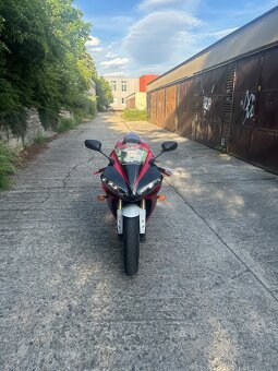 Yamaha R1 - 9
