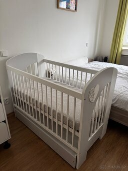 Komoda s přebalovacím nástavcem a dětská postýlka se zásuvko - 9