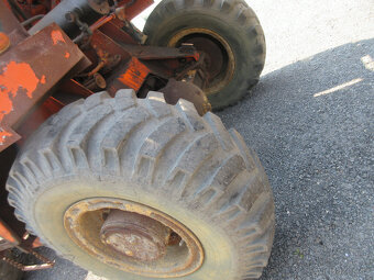 Kolový NAKLADAČ ZTS UNK 320 - 9