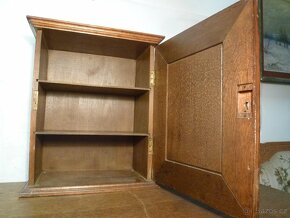 závěsná dřevěná skříňka lékárna 1880 zdobená erb víla - 9