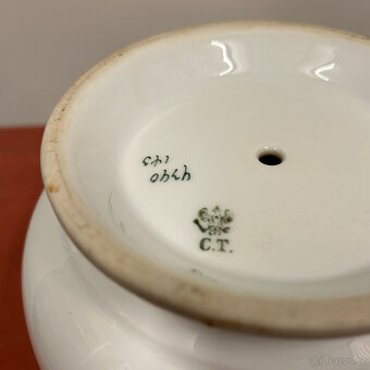 Porcelánový květináč s malbou květin, značeno C.T. - 9