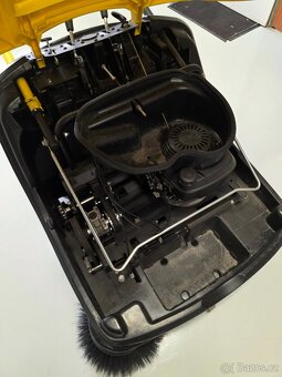 KARCHER KM 85/50W - ZAMETACÍ STROJ S MOTOREM - 9