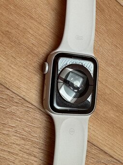 Apple hodinky SERIES 4 Silver White 44mm TOP STAV - 9