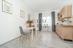 Prodej rodinného domu s možností rozdělení na byty, 290 m²,  - 9