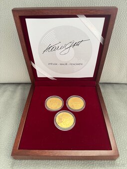 Sada tří medailí Karel Gott - Zpěvák, Malíř, Fenomén - 9
