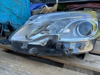 Levé přední světlo Peugeot 2008 před facelift - 9