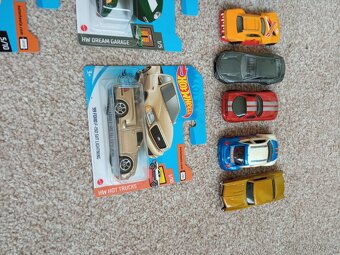 HOTWHEELS AUTÍČKA - NOVÁ - 9