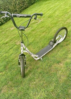 Bílá koloběžka Master - 9