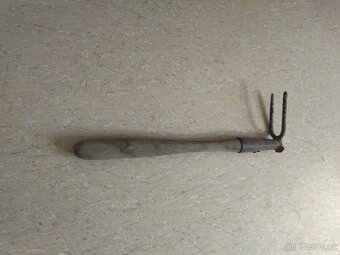 ZAHRADNICKÉ  NÁŘADÍ - 9